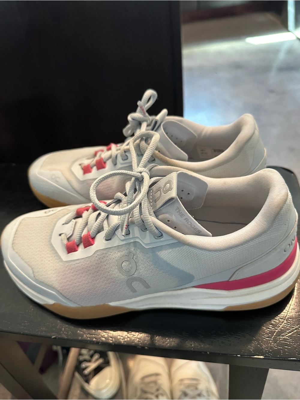 On tennis court Women's size 9 - The Roger Advantage Pro - Picture 3 of 5